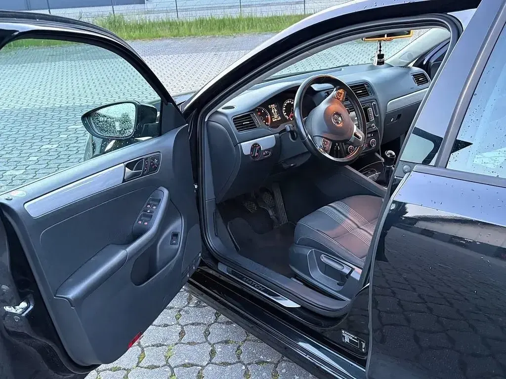 Gebraucht VW Jetta Match 105 PS (77 kW) 2013 Schwarz Limousine