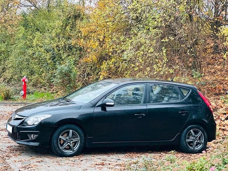 Schwarz Gebraucht 2011 Hyundai i30 Limousine | 5.699 € (Etwas zu teuer) - Bild 1/4