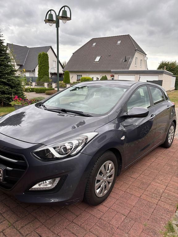 Grau Gebraucht 2016 Hyundai i30 Trend Limousine | 6.590 € (Fairer Preis) - Bild 1/4