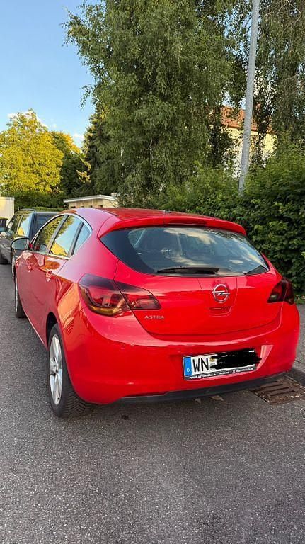 Rot Gebraucht 2010 Opel Astra Sport Limousine | 4.100 € (Fairer Preis) - Bild 1/4