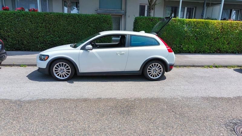 Weiß Gebraucht 2007 Volvo C30 Momentum Kleinwagen | 2.500 € (Superpreis) - Bild 1/4