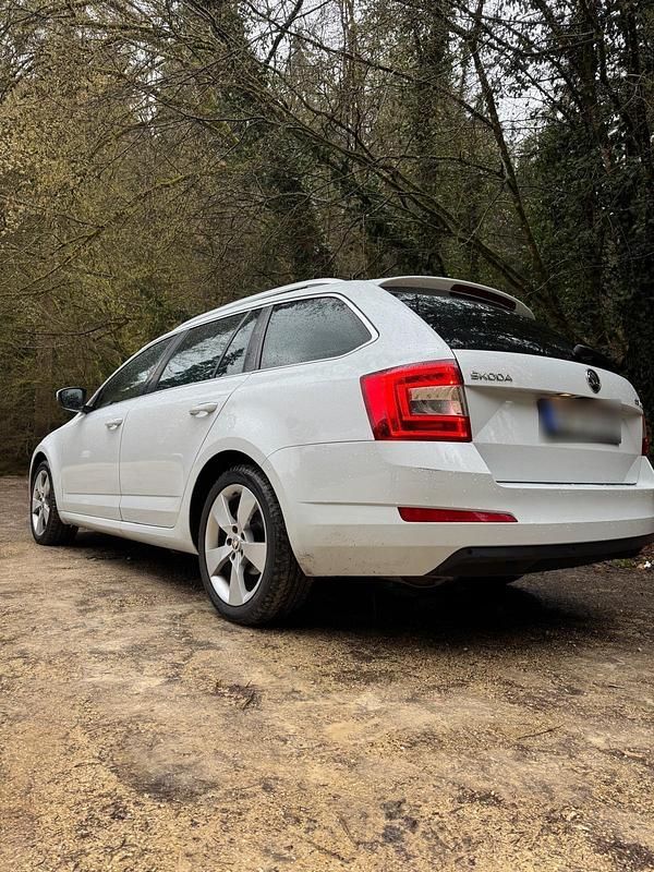 Gebraucht Skoda Octavia 150 PS (110 kW) 2014 Weiß Kleinwagen