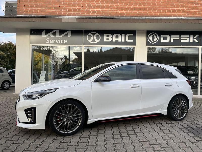 Weiß Gebraucht 2021 Kia Ceed GT Comfort Limousine | 24.700 € (Fairer Preis) - Bild 1/4