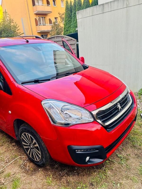 Rot Gebraucht 2016 Peugeot Partner Tepee Van / Kleinbus | 8.900 € (Fairer Preis) - Bild 1/4