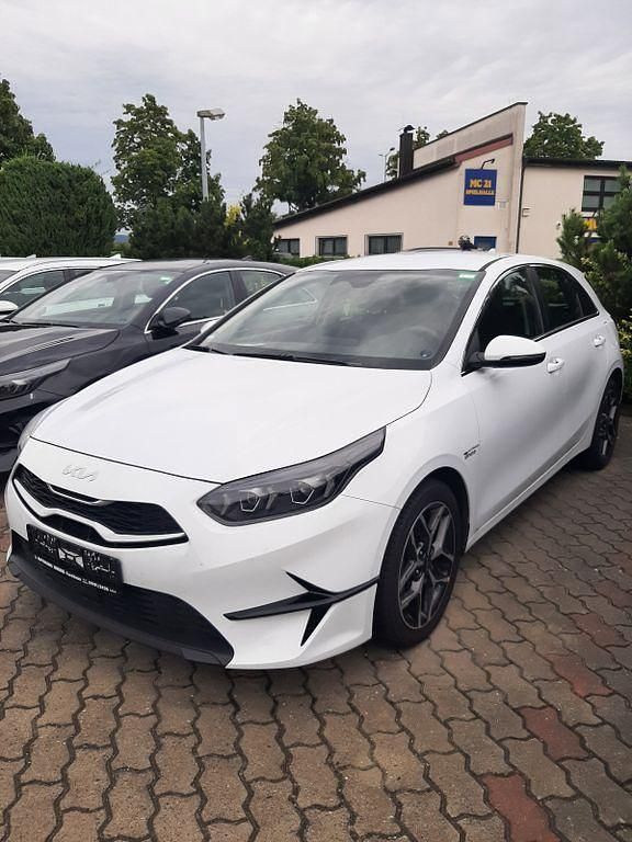 Weiß Gebraucht 2024 Kia Ceed Spirit Limousine | 22.990 € (Guter Preis) - Bild 1/4