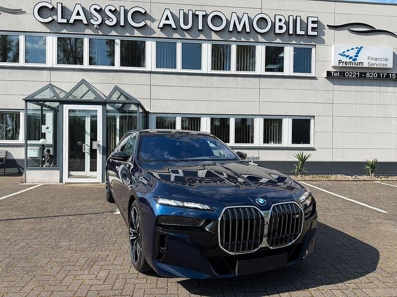 Gebraucht BMW M760e Performance 571 PS (419 kW) 2024 Blau Limousine
