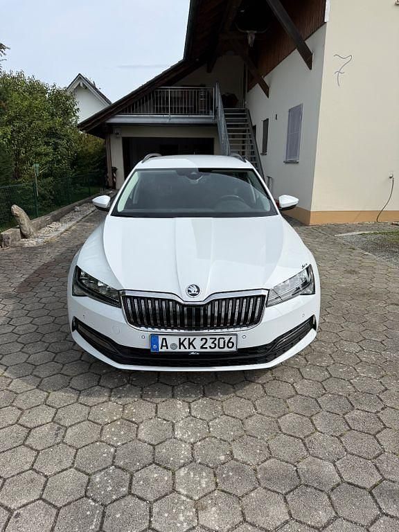 Weiß Gebraucht 2021 Skoda Superb Ambition Kombi | 26.900 € (Guter Preis) - Bild 1/4