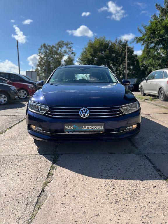 Blau Gebraucht 2018 VW Passat Comfortline Kombi | 16.800 € - Bild 1/4