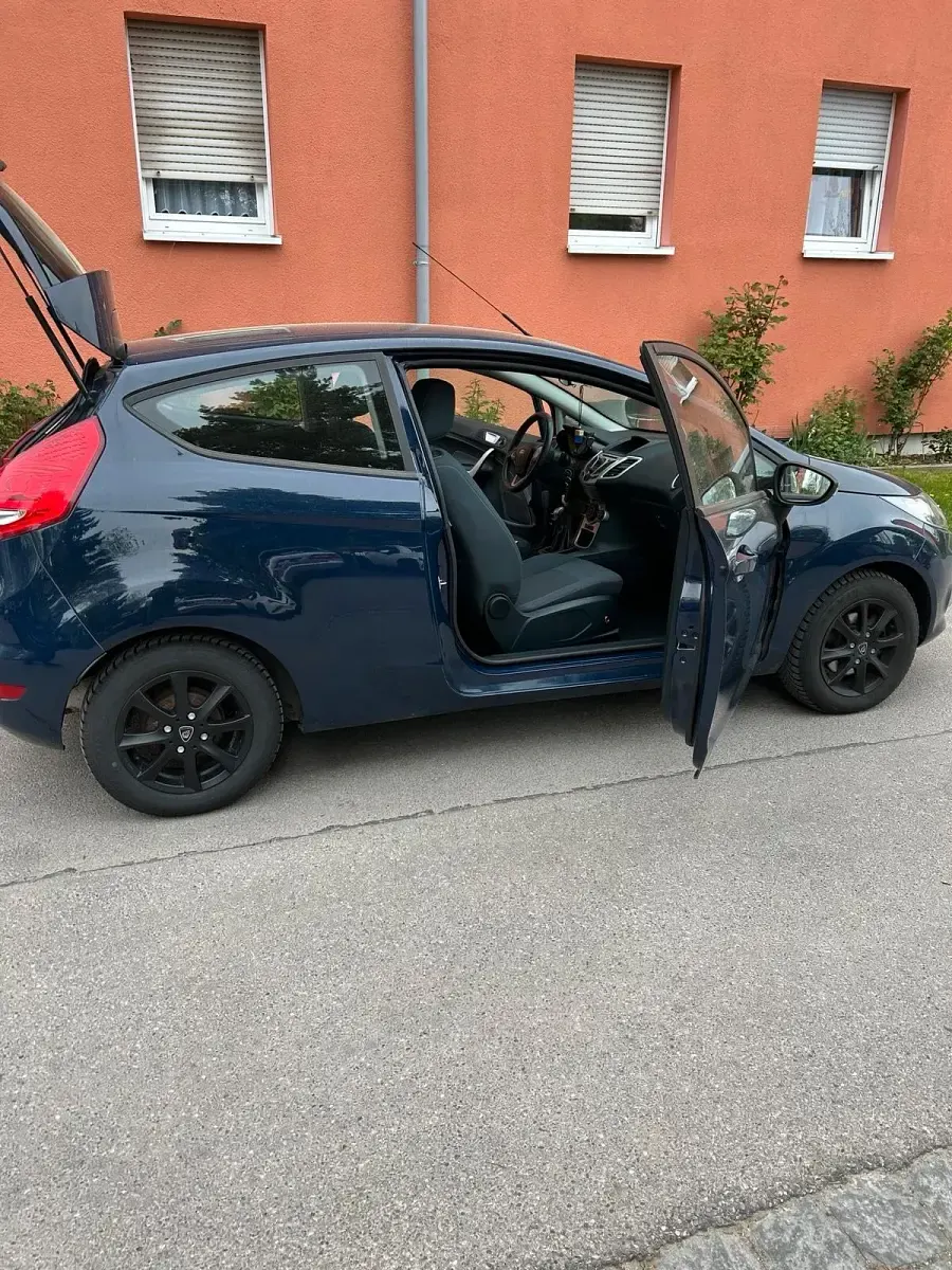Gebraucht Ford Fiesta 68 PS (50 kW) 2012 Blau Kleinwagen