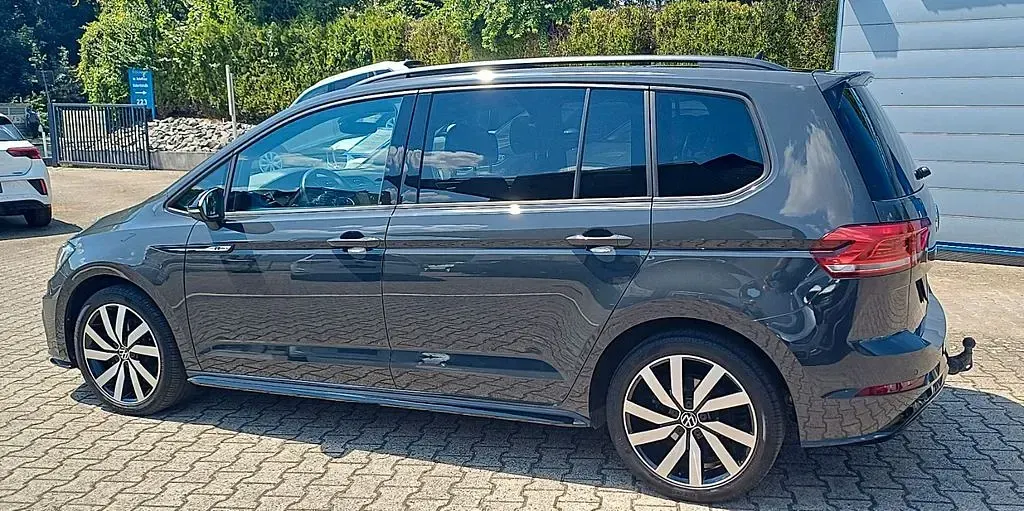 Gebraucht VW Touran Highline 150 PS (110 kW) 2022 Uranograu Van / Kleinbus
