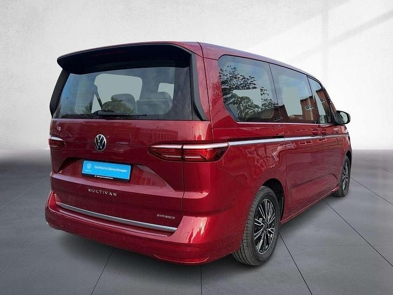 Second-hand VW Multivan Style 150 CP (110 kW) 2022 Roșu Monovolum