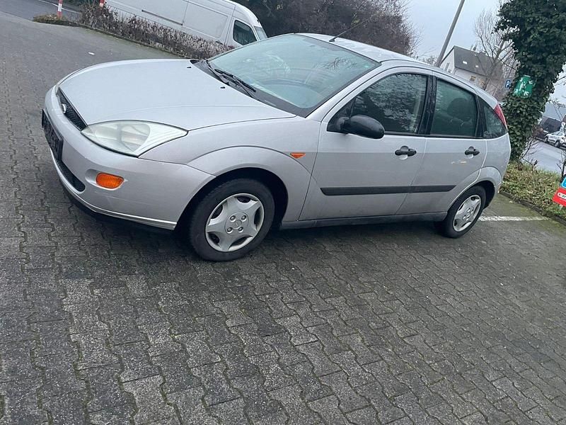 Gebraucht Ford Focus Trend 101 PS (74 kW) 2000 Silber Limousine