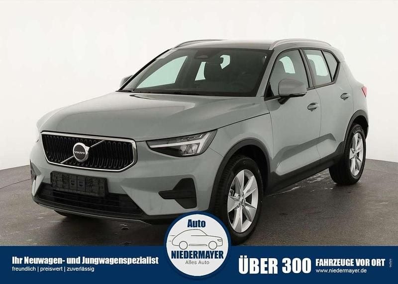 Vapour grey metallic Neu 2025 Volvo XC40 Core SUV | 37.495 € (Superpreis) - Bild 1/4