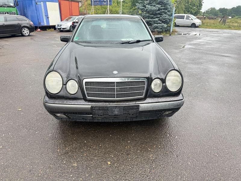 Second-hand Mercedes E200 136 CP (100 kW) 2000 Negru Berlinǎ