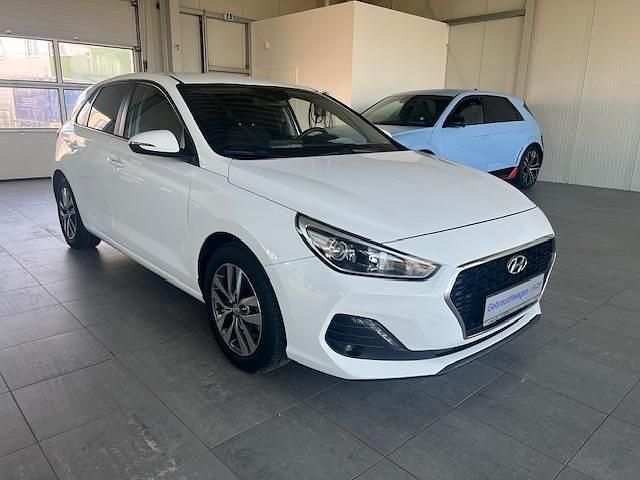 Weiß Gebraucht 2020 Hyundai i30 Trend Limousine | 12.980 € (Etwas zu teuer) - Bild 1/4