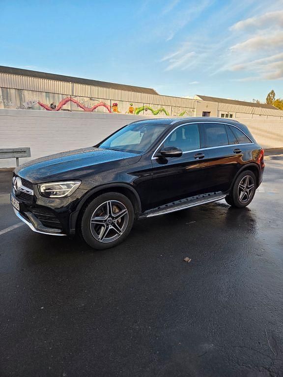 Schwarz Gebraucht 2020 Mercedes GLC220 AMG line SUV | 37.499 € (Etwas zu teuer) - Bild 1/4