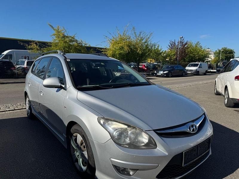 Silber Gebraucht 2012 Hyundai i30 Comfort Kombi | 1.200 € (Fairer Preis) - Bild 1/4