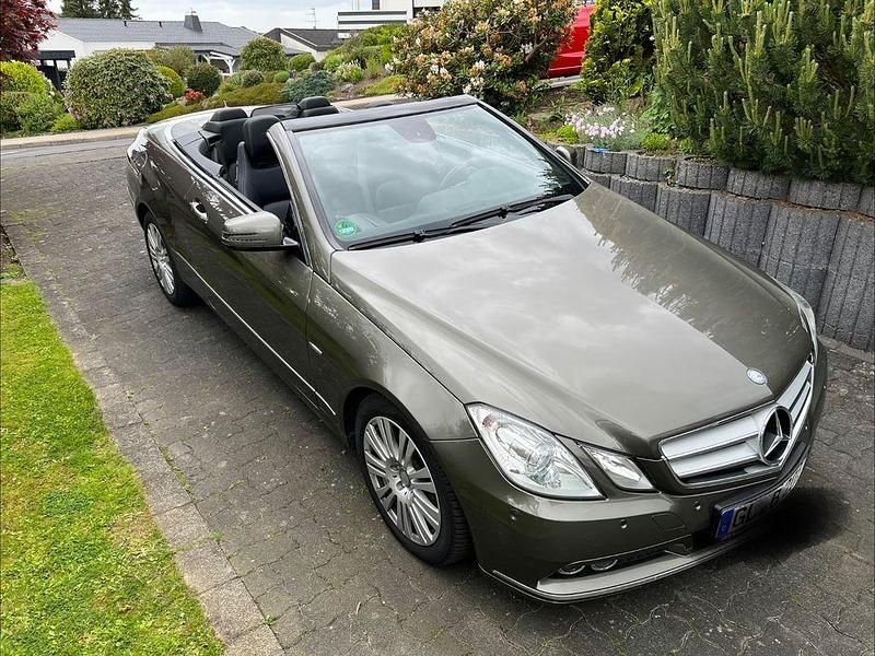 Grau Gebraucht 2010 Mercedes E200 Avantgarde Cabrio | 11.800 € (Fairer Preis) - Bild 1/4