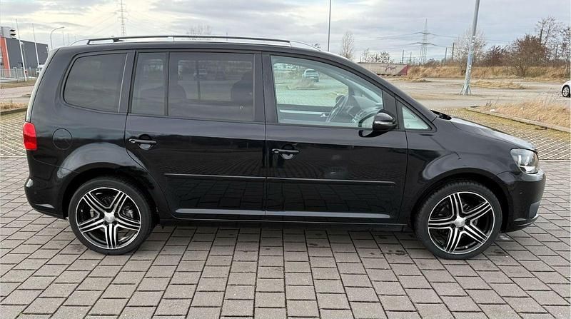 Gebraucht VW Touran Cup 105 PS (77 kW) 2014 Schwarz Van / Kleinbus