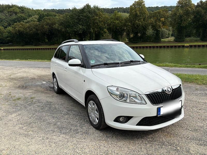 Weiß Gebraucht 2014 Skoda Fabia Ambition Kombi | 5.500 € (Fairer Preis) - Bild 1/4