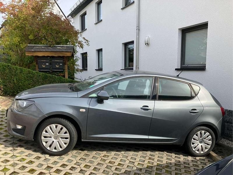 Grau Gebraucht 2014 Seat Ibiza Limousine | 3.900 € (Superpreis) - Bild 1/4