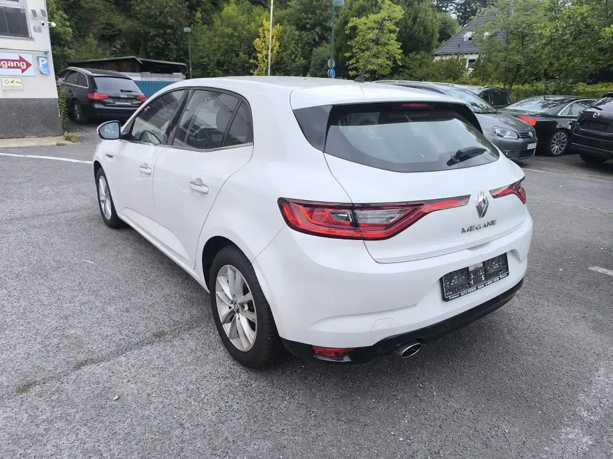 Gebraucht Renault Mégane Intens 132 PS (97 kW) 2018 Weiß Limousine