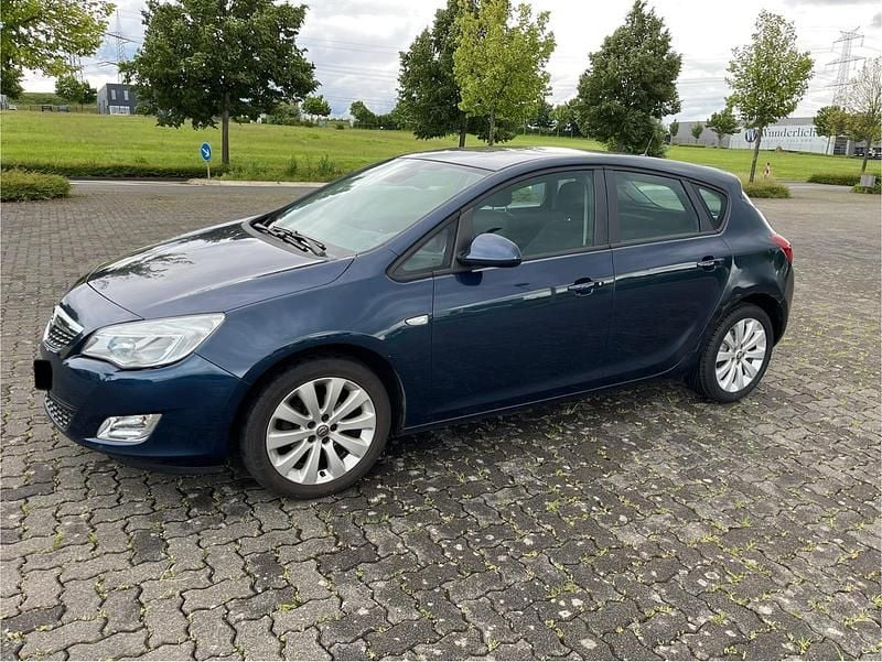 Gebraucht Opel Astra 116 PS (85 kW) 2010 Blau Limousine