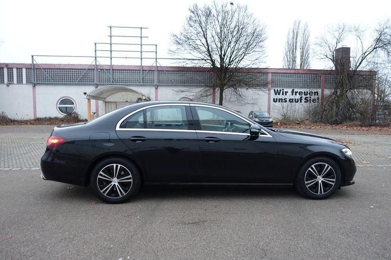 Schwarz Gebraucht 2023 Mercedes E220 Limousine | 22.490 € (Fairer Preis) - Bild 1/4