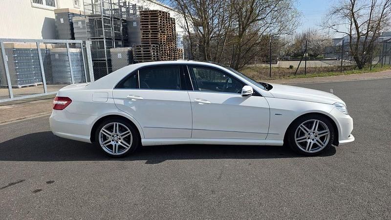 Gebraucht Mercedes E350 AMG 265 PS (194 kW) 2011 Weiß Limousine