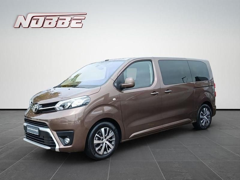 Braun Gebraucht 2023 Toyota Proace Verso Team Kombi | 40.900 € (Fairer Preis) - Bild 1/4