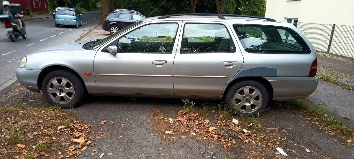 Gebraucht Ford Mondeo Ghia 131 PS (96 kW) 1999 Silber Kombi