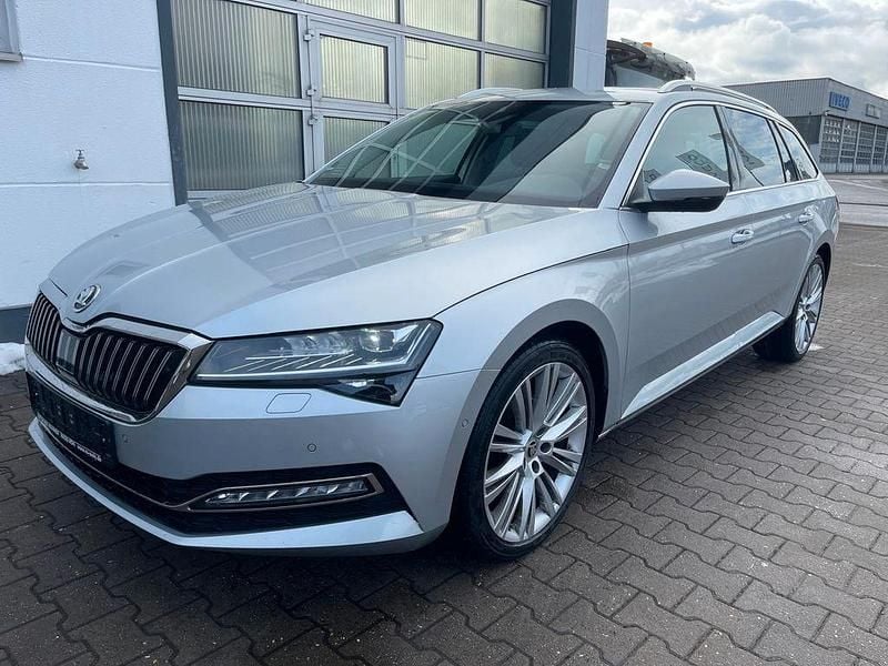 Gebraucht Skoda Superb Style 200 PS (147 kW) 2022 Stribrna brilliant/ brilliants Kombi