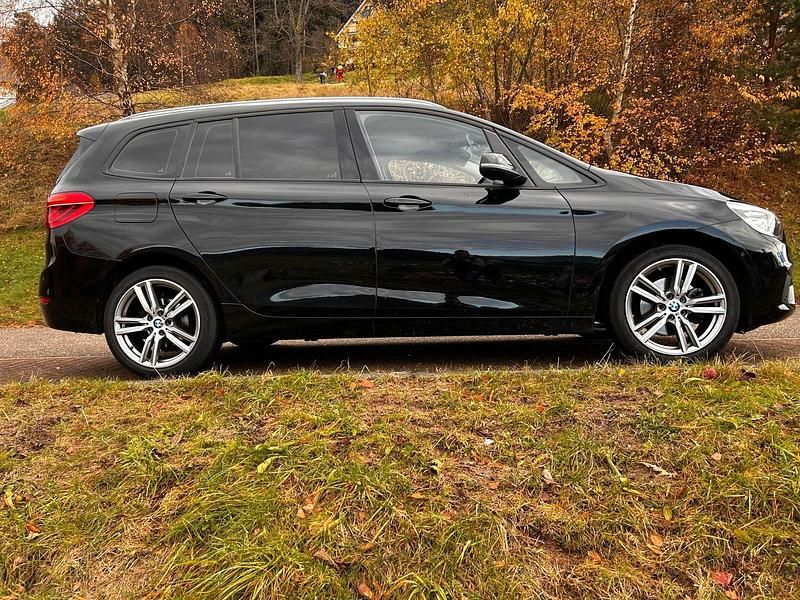 Schwarz Gebraucht 2015 BMW 218 Gran Tourer Van / Kleinbus | 13.500 € (Guter Preis) - Bild 1/4