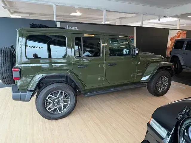 Neu Jeep Wrangler Sahara 272 PS (200 kW) 2025 Grün SUV