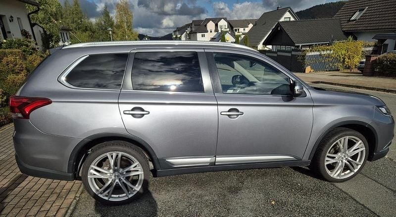 Grau Gebraucht 2016 Mitsubishi Outlander SUV | 11.900 € (Guter Preis) - Bild 1/1
