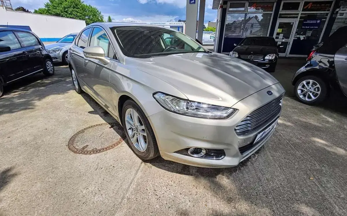 Gebraucht Ford Mondeo Titanium 241 PS (177 kW) 2015 Silber (titangrau metallic) Limousine