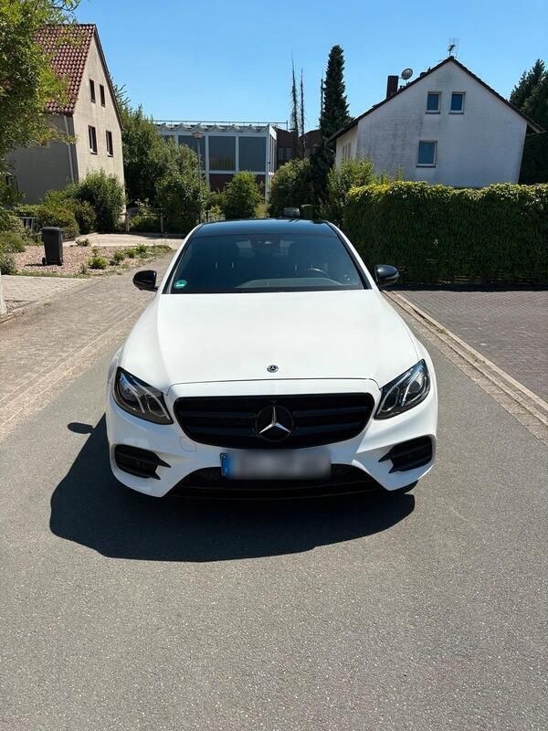 Weiß Gebraucht 2018 Mercedes E350 AMG line Limousine | 21.500 € - Bild 1/4