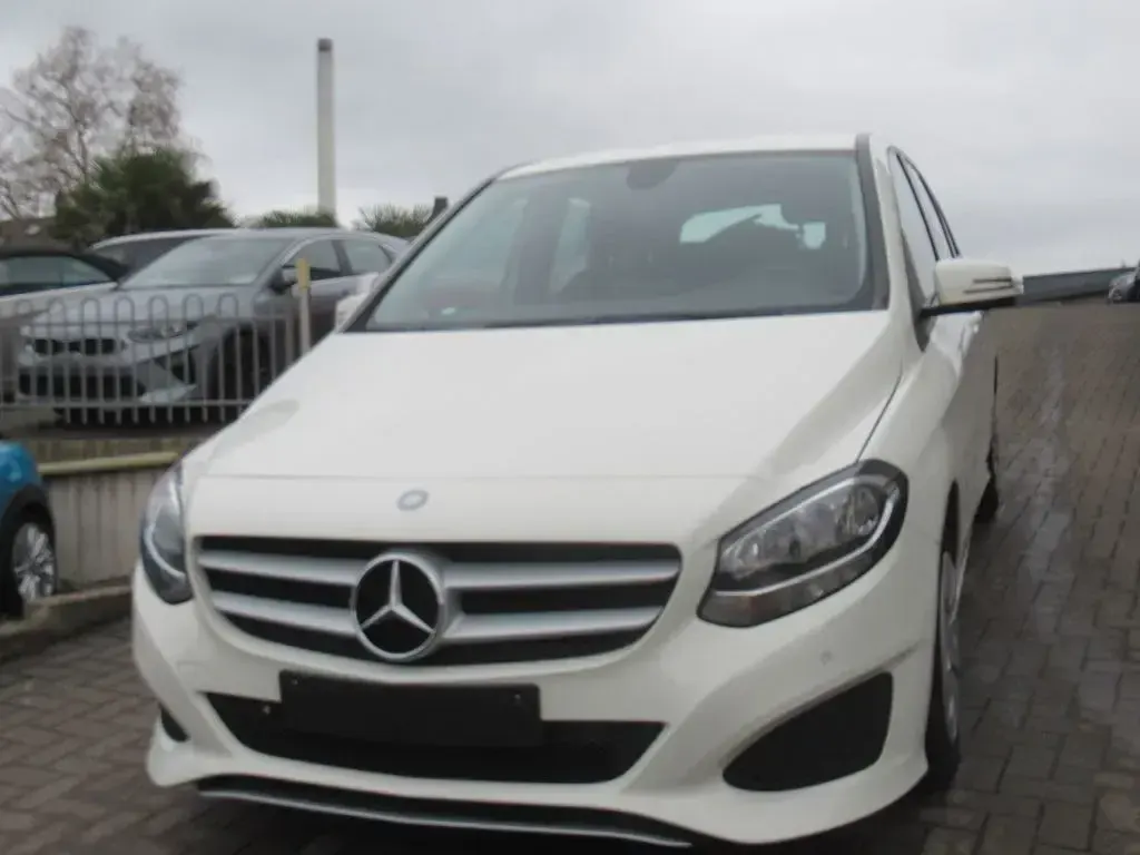 Gebraucht Mercedes B180 109 PS (80 kW) 2016 Weiß Van / Kleinbus
