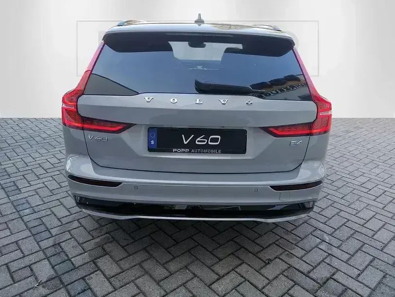 Używany Volvo V60 Plus 197 KM (144 kW) 2024 Srebrny Kombi
