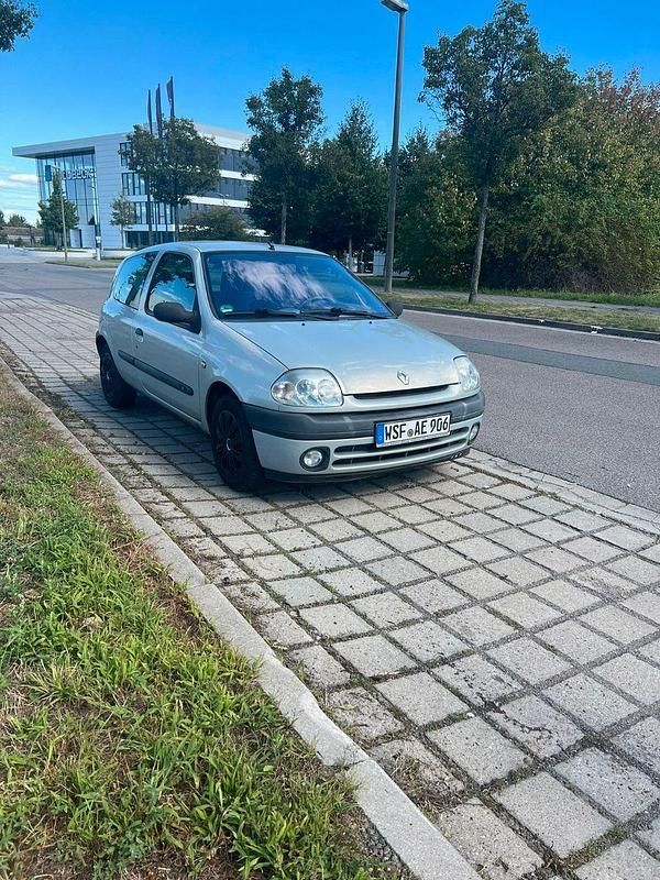 Grau Gebraucht 2000 Renault Clio II Limousine | 1.150 € (Fairer Preis) - Bild 1/4