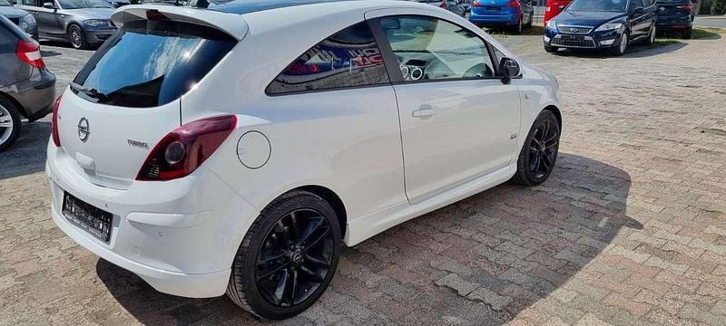 Gebraucht Opel Corsa Color Edition 150 PS (110 kW) 2011 Casablancaweiss/saphirschwarz Kleinwagen