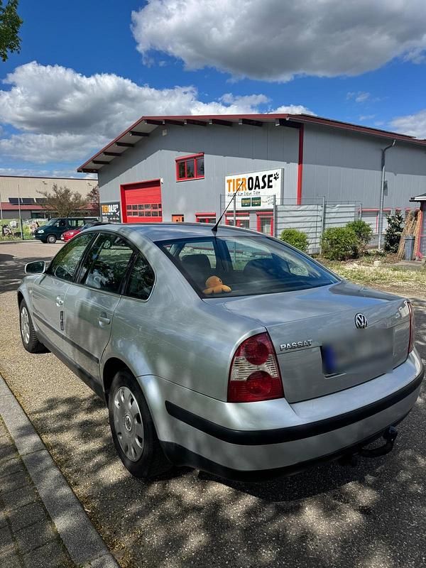 Usata VW Passat 102 CV (75 kW) 2000 Grigio Berlina