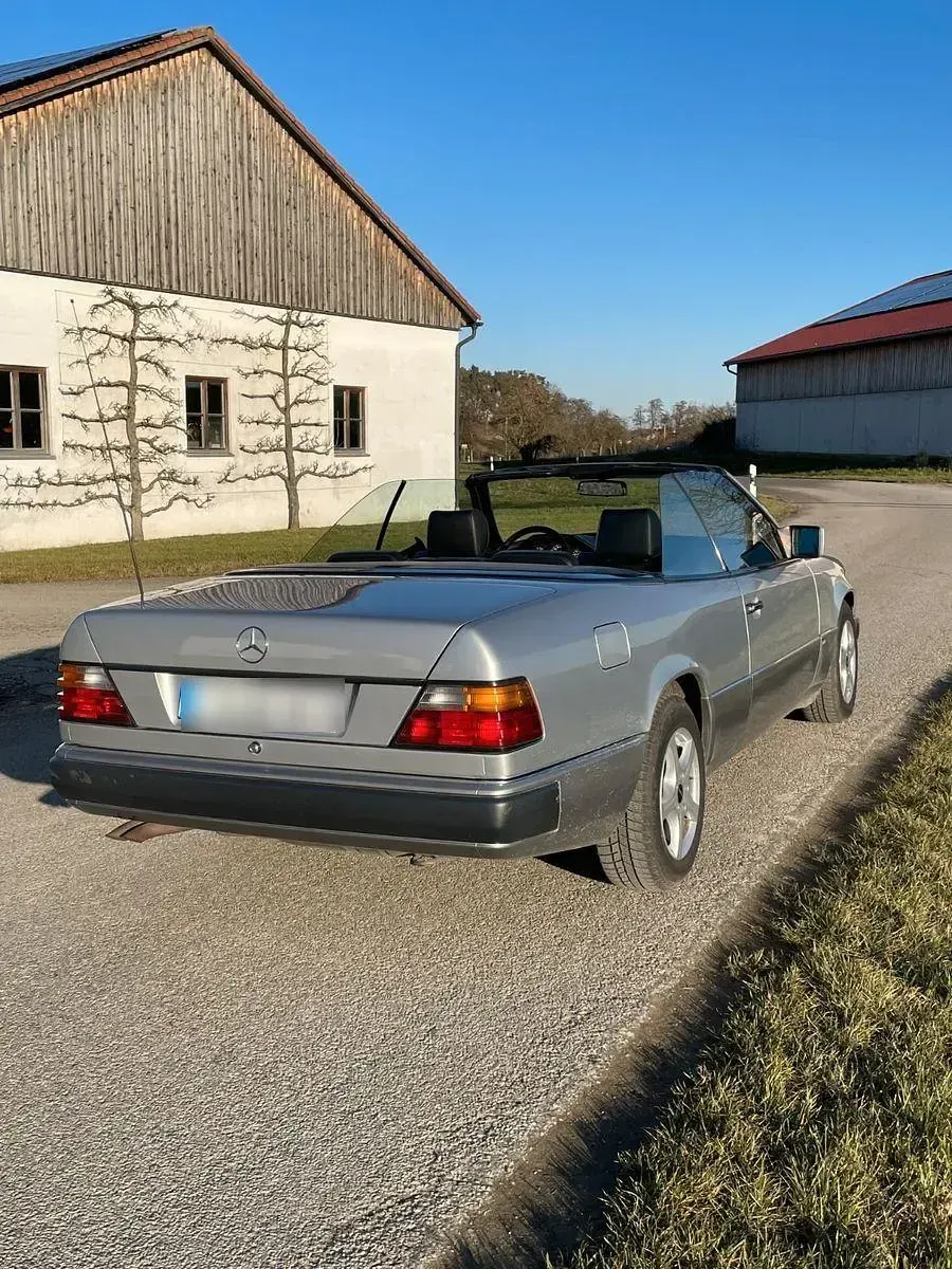 Gebraucht Mercedes E300 220 PS (161 kW) 1993 Silber Cabrio