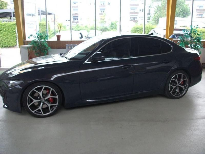 Blau Gebraucht 2018 Alfa Romeo Giulia Veloce Limousine | 23.950 € (Fairer Preis) - Bild 1/4