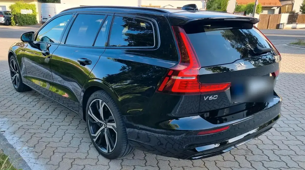 Gebraucht Volvo V60 Plus 197 PS (144 kW) 2024 Schwarz Kombi