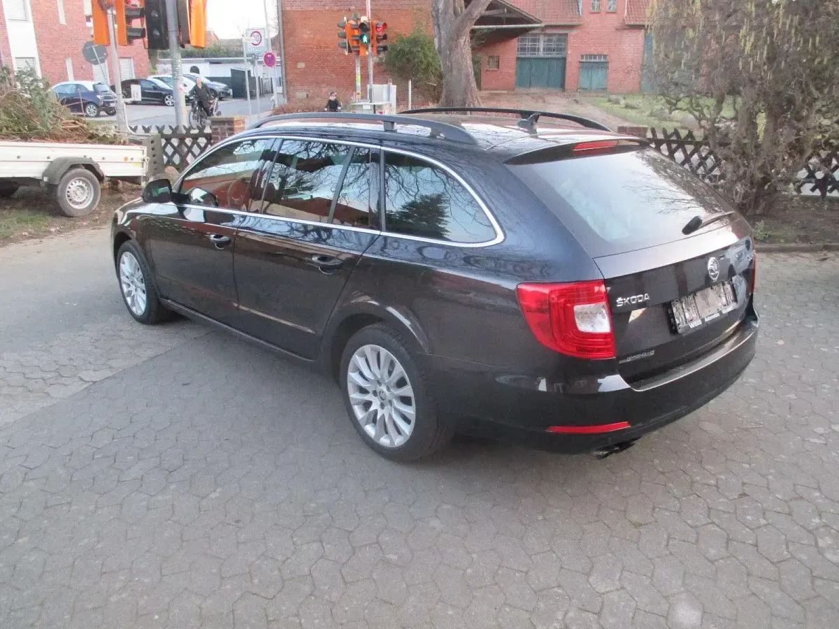Gebraucht Skoda Superb Exclusive 160 PS (117 kW) 2014 Schwarz Kombi