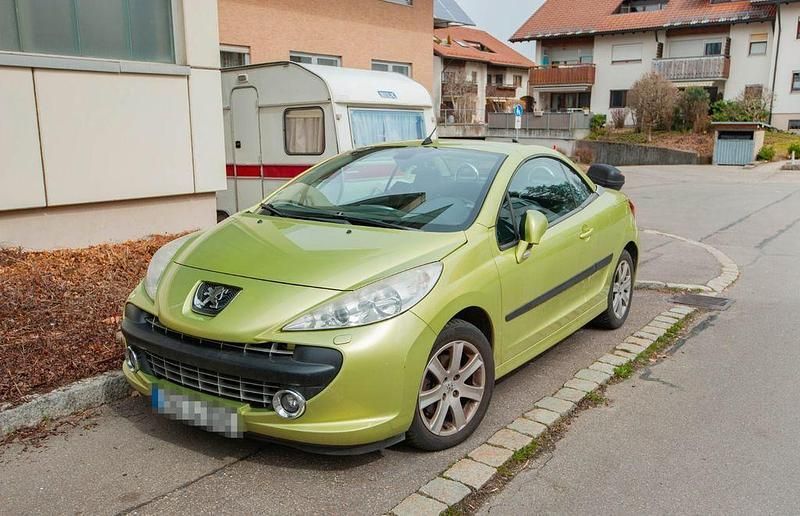Grün Gebraucht 2008 Peugeot 207 CC Cabrio | 4.990 € (Fairer Preis) - Bild 1/4