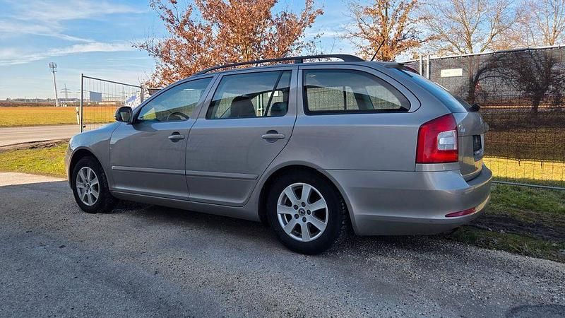 Gebraucht Skoda Octavia Elegance 105 PS (77 kW) 2011 Beige Kombi