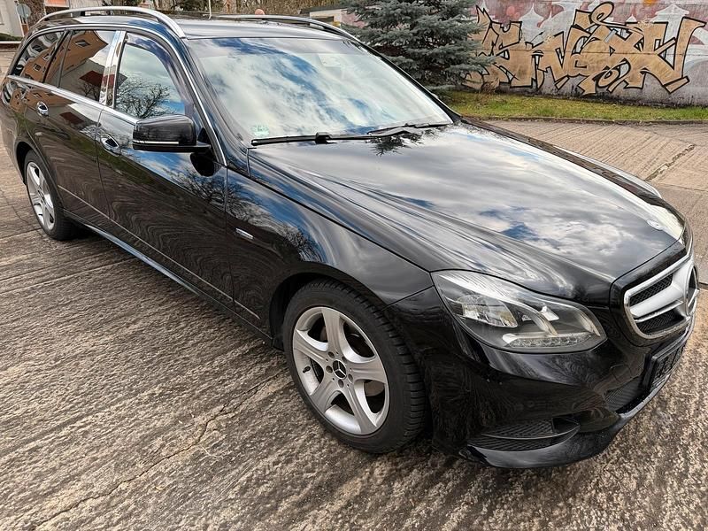 Gebraucht Mercedes E220 Edition 170 PS (125 kW) 2014 Schwarz Kombi
