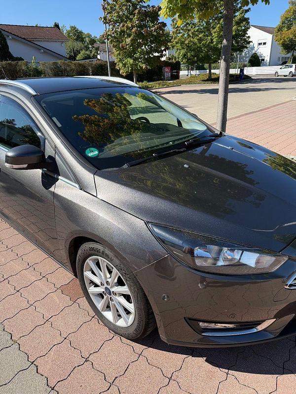 Grau Gebraucht 2015 Ford Focus Titanium Kombi | 7.100 € (Fairer Preis) - Bild 1/4